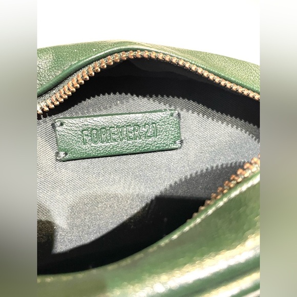 *NEW* Forever 21 Green Oval Crossbody / Shoulder Bag / Purse with Tassel - Picture 6 of 12